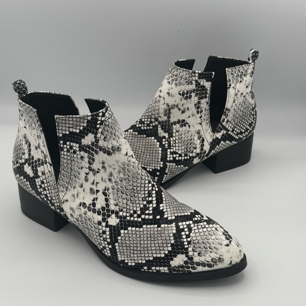 Arider Girl Black, Gray and White Snake Print Ankle Boots